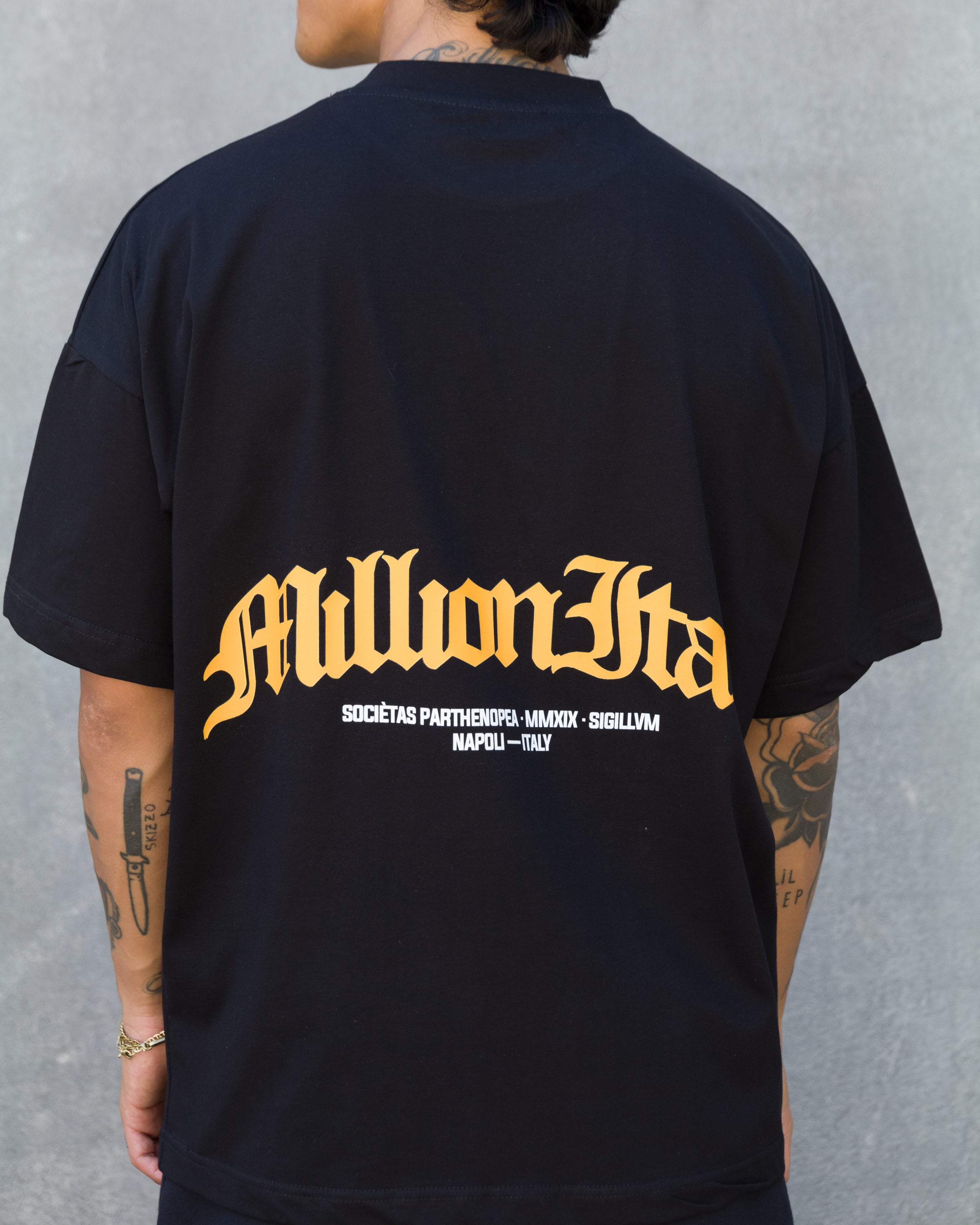 T-shirt noire Logo Arch jaune