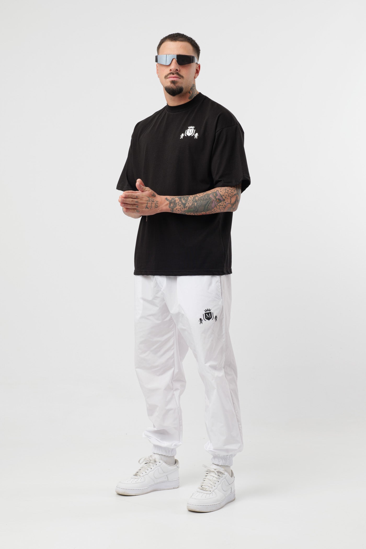 T-shirt noire avec logo noir