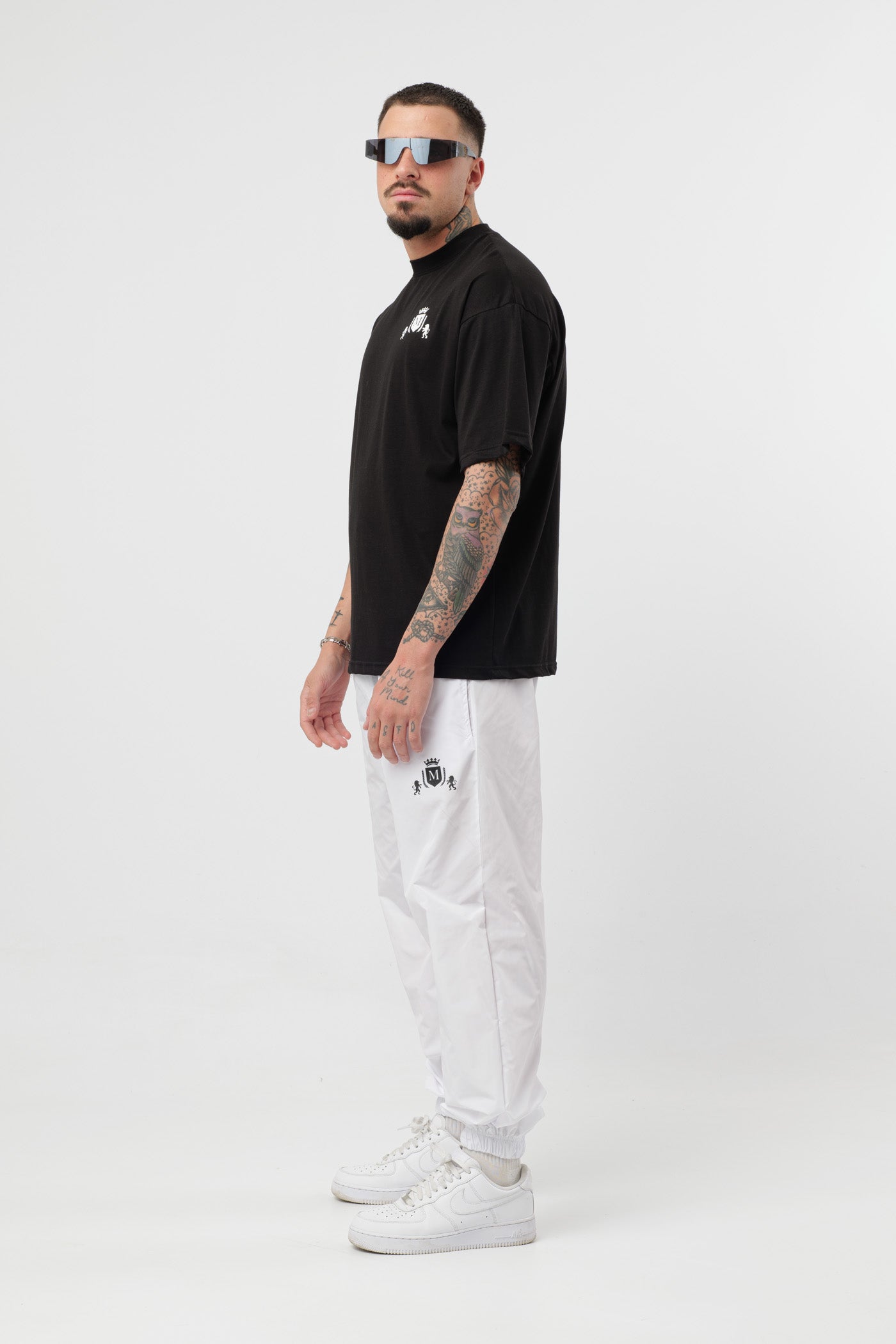 T-shirt noire avec logo noir