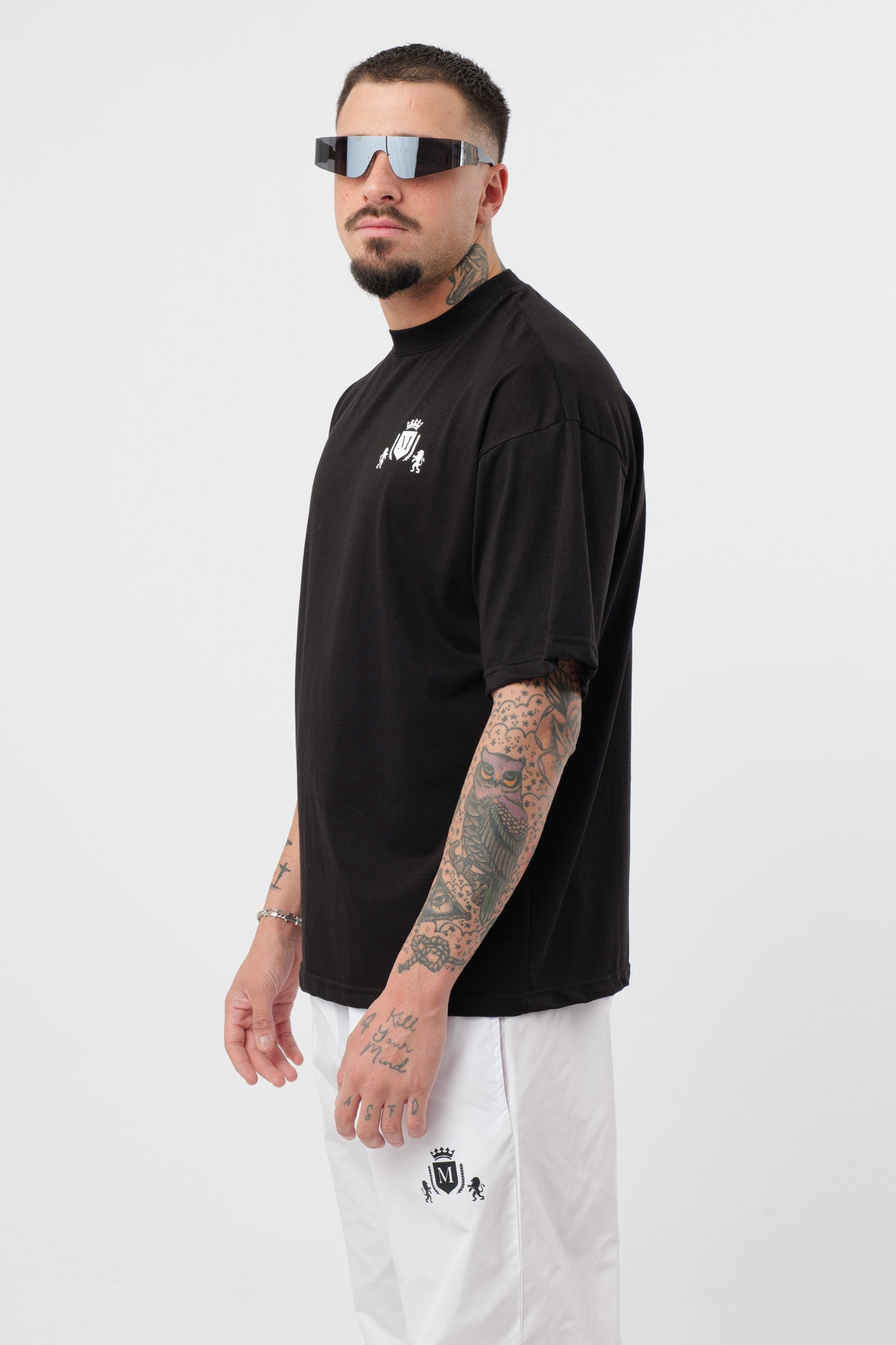 T-shirt noire avec logo noir