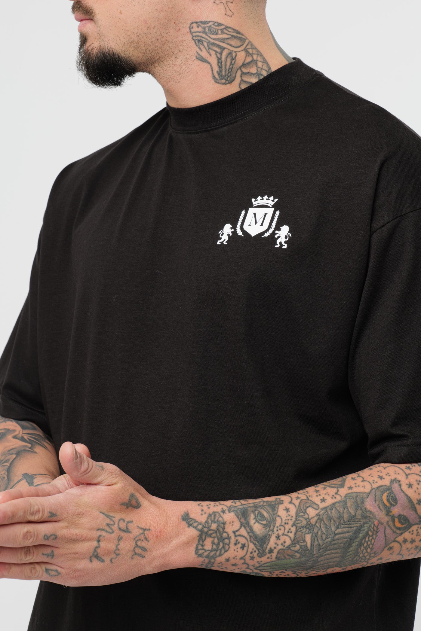 T-shirt noire avec logo noir