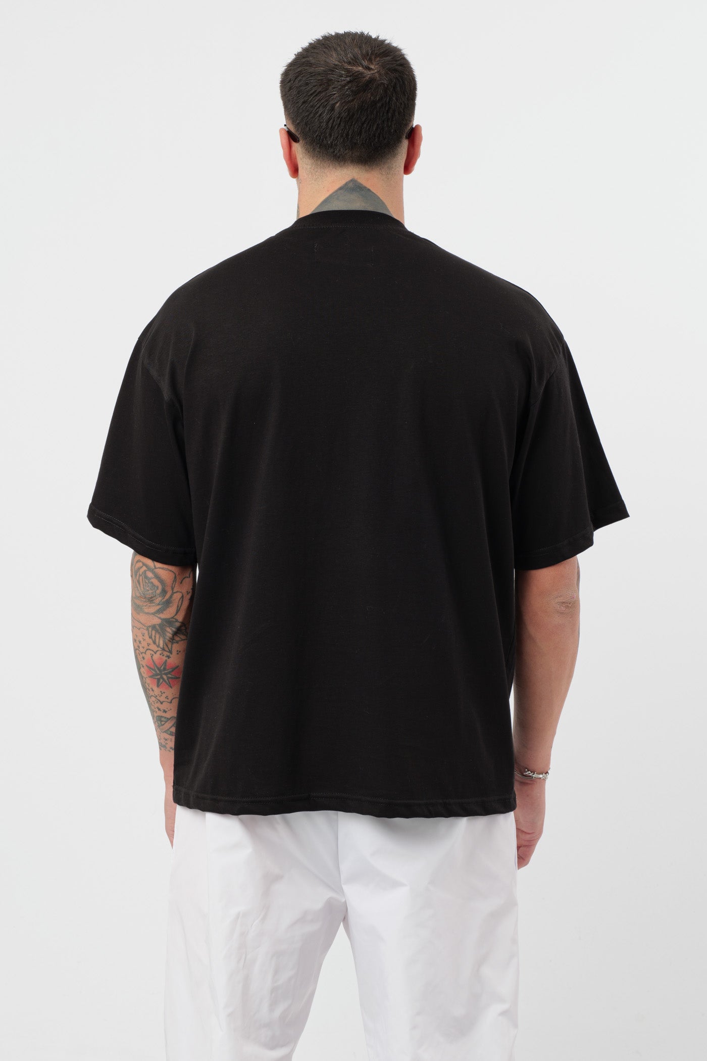 T-shirt noire avec logo noir