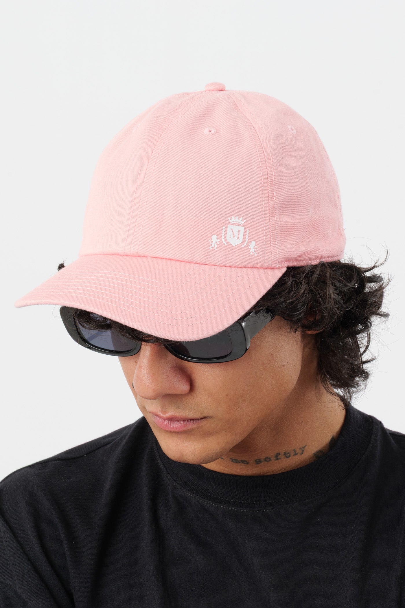 Chapeau rose avec mini-logo blanc