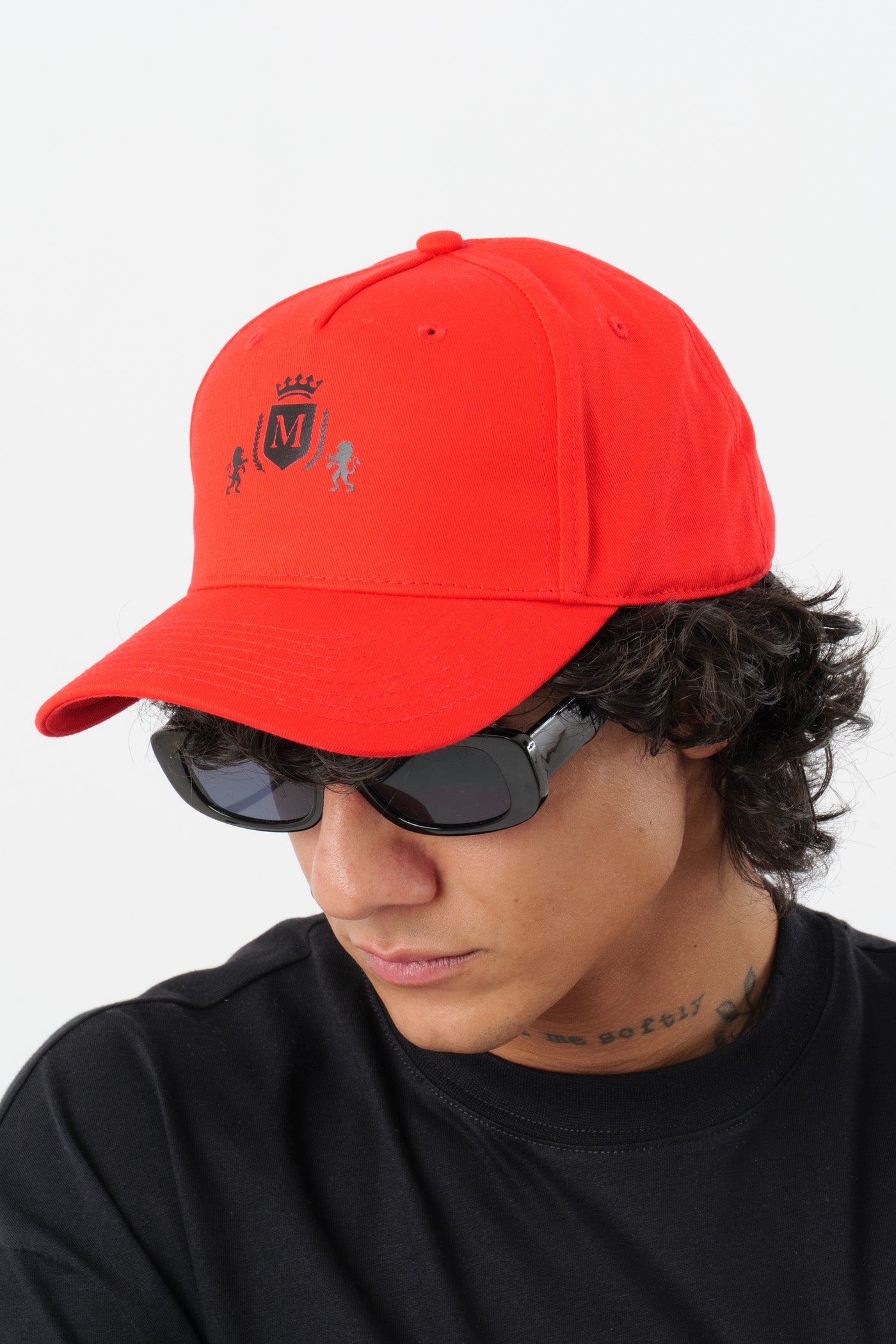 Chapeau rouge avec logo noir