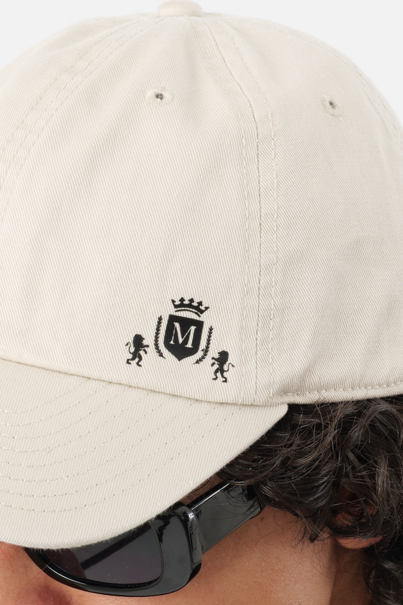 Chapeau beige avec mini-logo noir