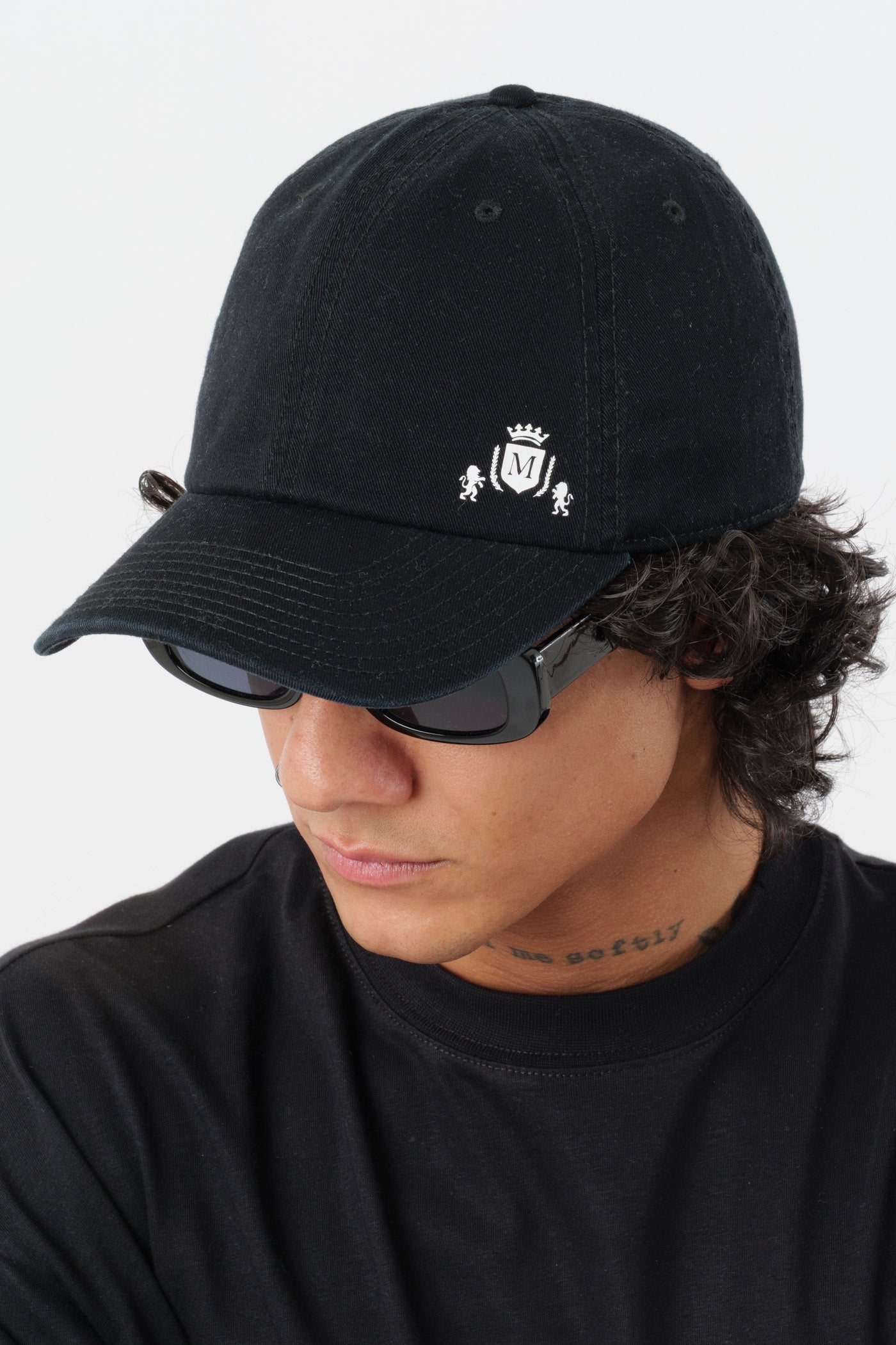 Chapeau noir avec mini-logo blanc