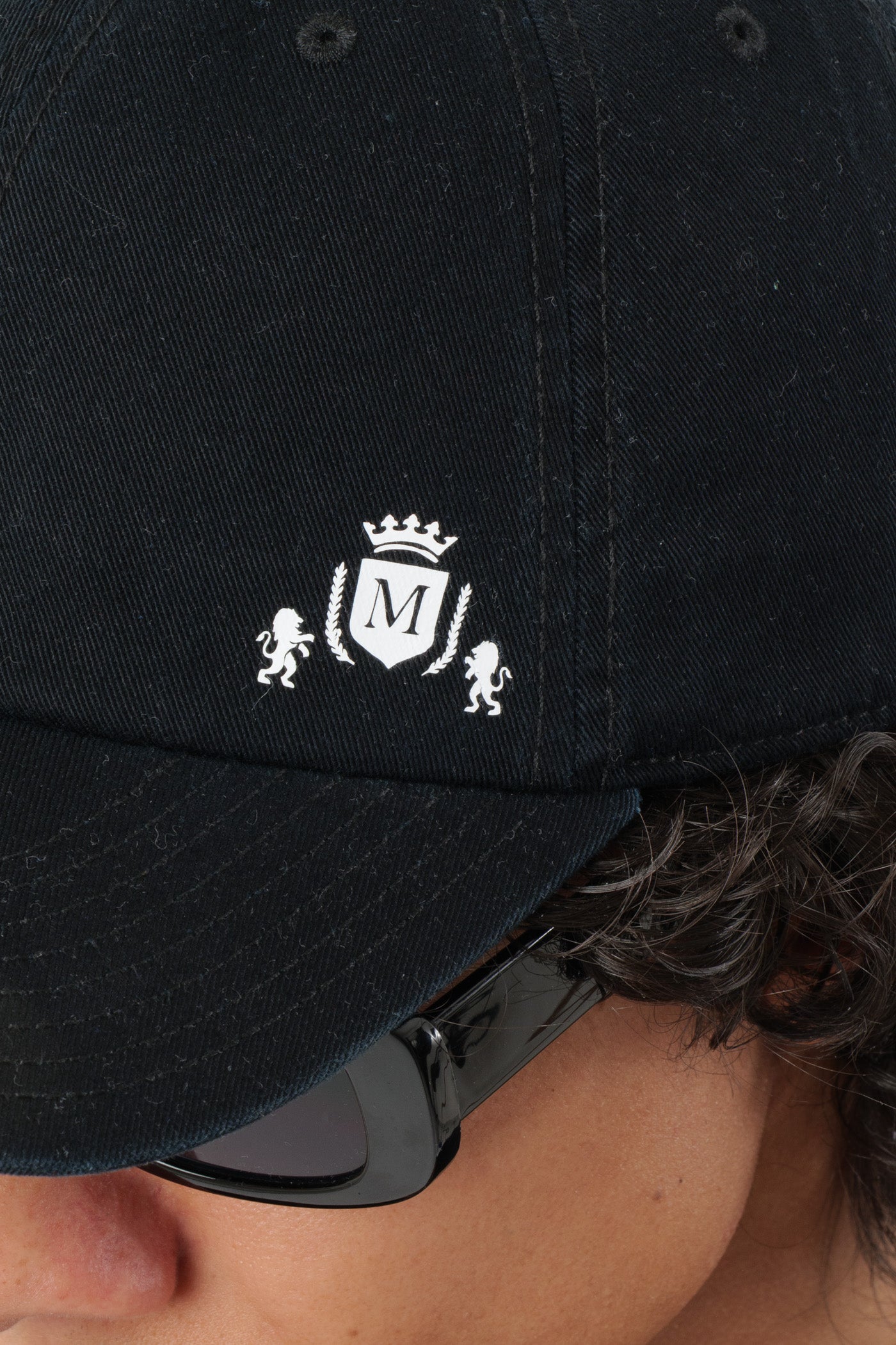 Chapeau noir avec mini-logo blanc
