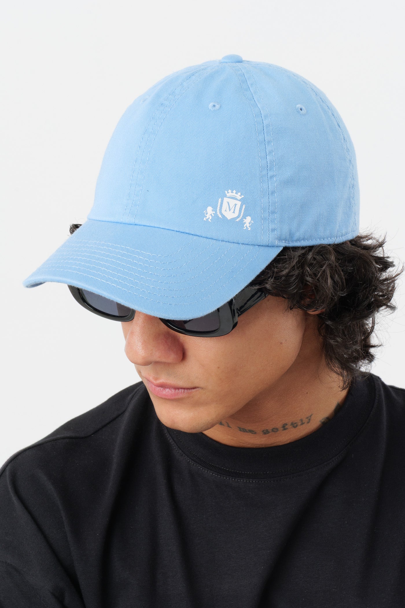 Chapeau bleu avec mini-logo blanc