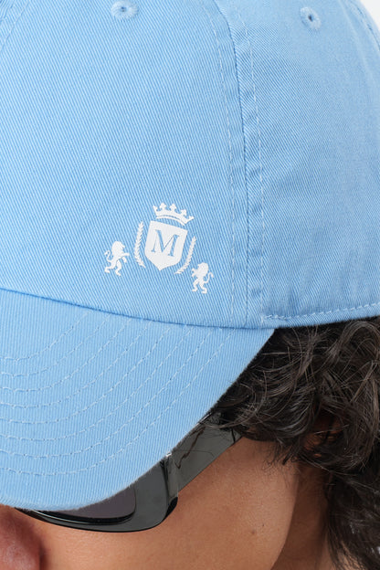 Chapeau bleu avec mini-logo blanc