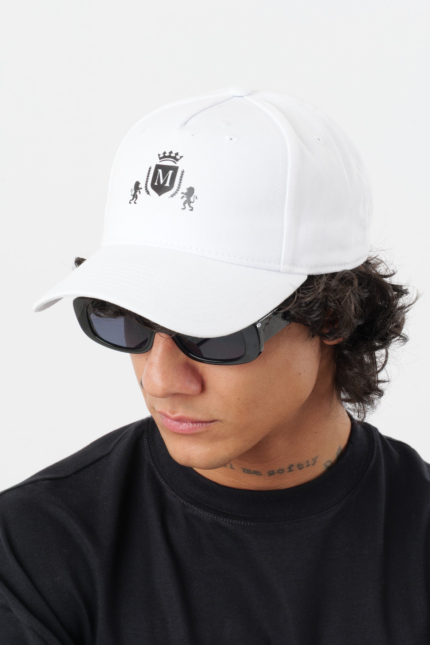 Chapeau blanc avec logo noir