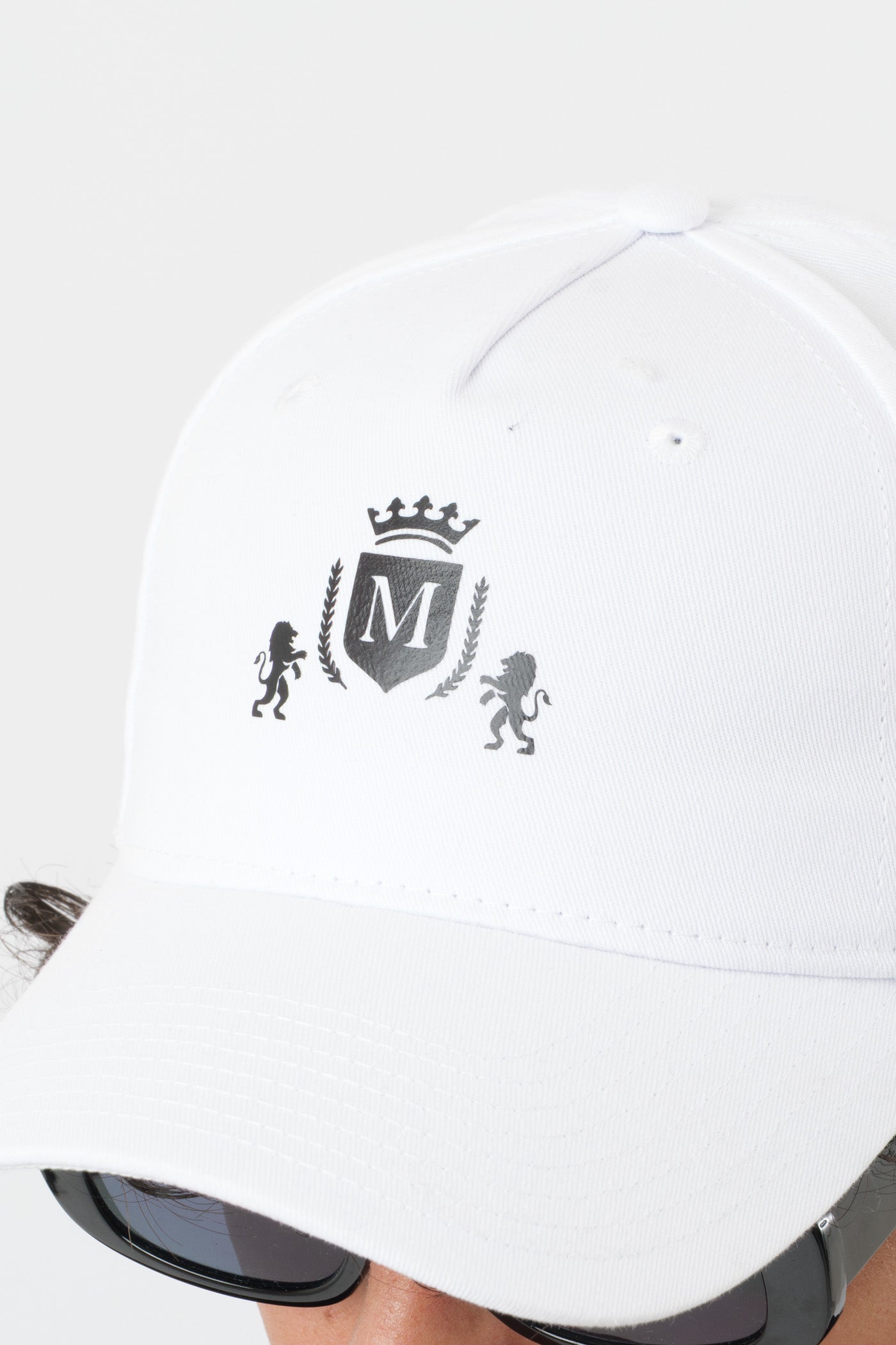 Chapeau blanc avec logo noir
